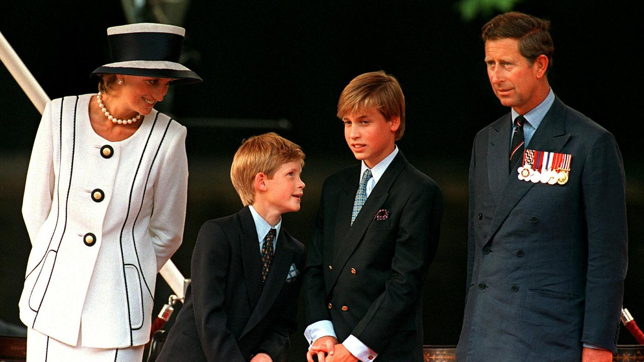 Prinzessin Diana mit ihren Söhnen Harry und William und ihrem Ehemann, Prinz Charles in 1995.