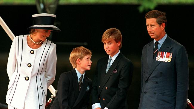 Prinzessin Diana mit ihren Söhnen Harry und William und ihrem Ehemann, Prinz Charles in 1995.