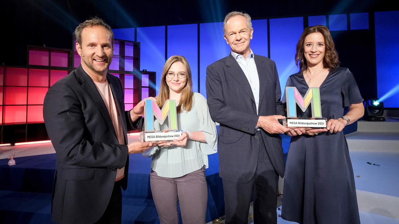 8 Ideen für eine Million - MEGA-Bildungsinitiative Show. Im Bild v.li.: Matthias Strolz, Alexandra Bosek, Andreas Treichl, Mariella Schurz stehen nebeneinander.