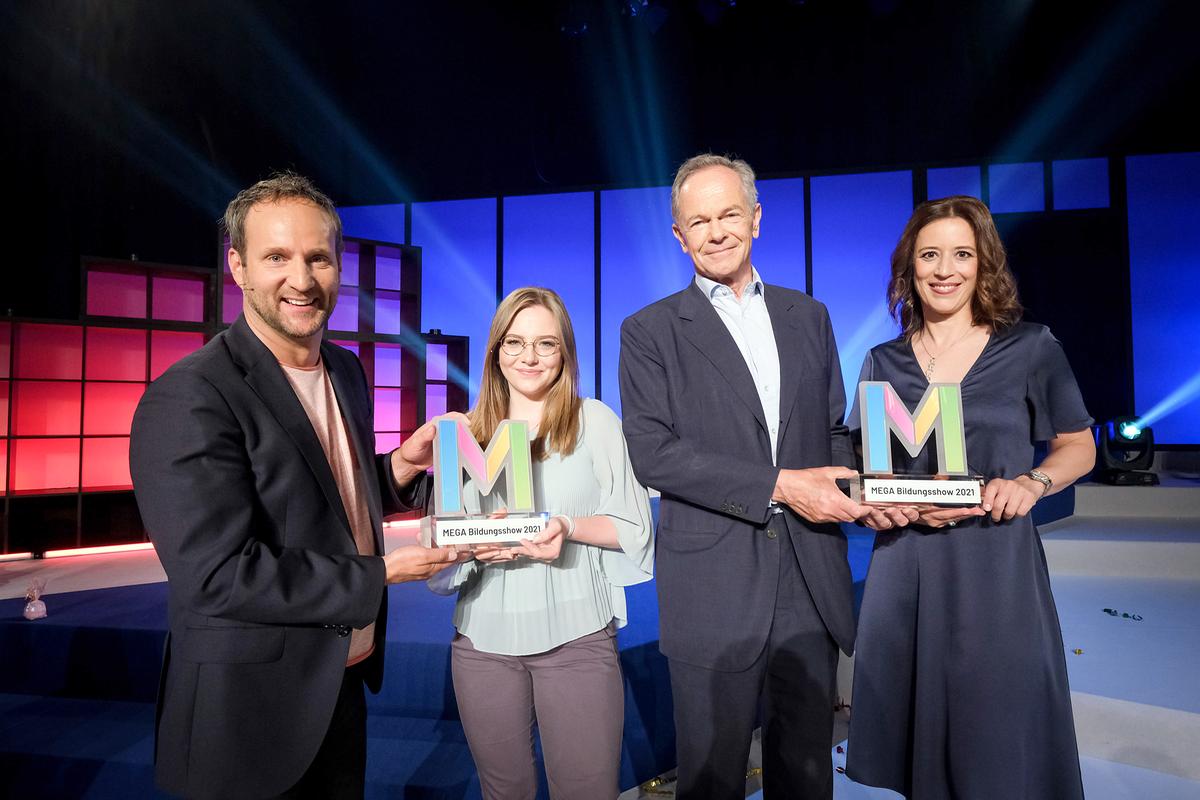 © ORF/Hans Leitner 8 Ideen für eine Million - MEGA-Bildungsinitiative Show. Im Bild v.li.: Matthias Strolz, Alexandra Bosek, Andreas Treichl, Mariella Schurz stehen nebeneinander.