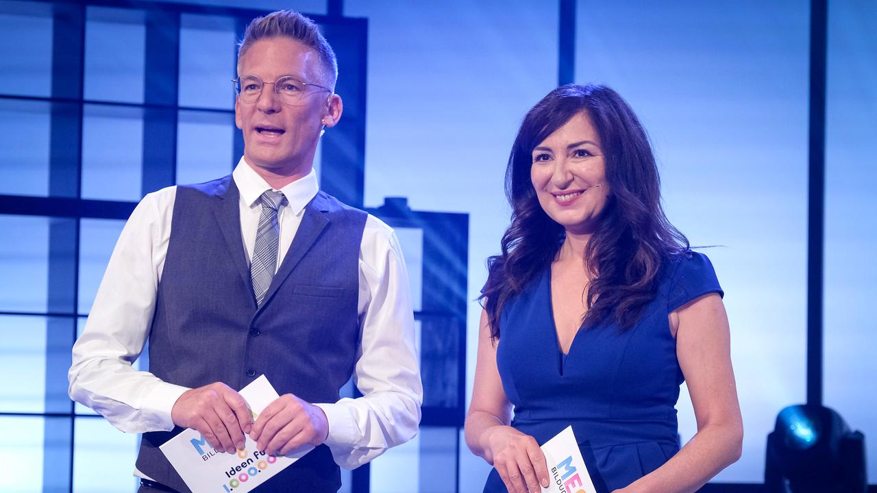 8 Ideen für eine Million - MEGA-Bildungsinitiative Finalshow. Im Bild die beiden Moderatoren Andi Knoll und Ani Gülgün-Mayr
