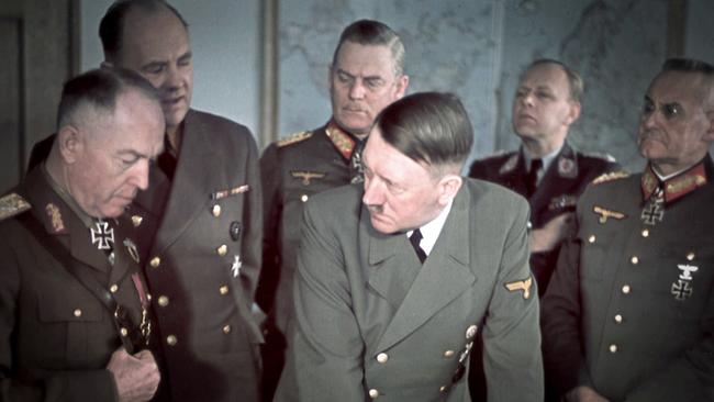 Adolf Hitler mit seinen Generälen