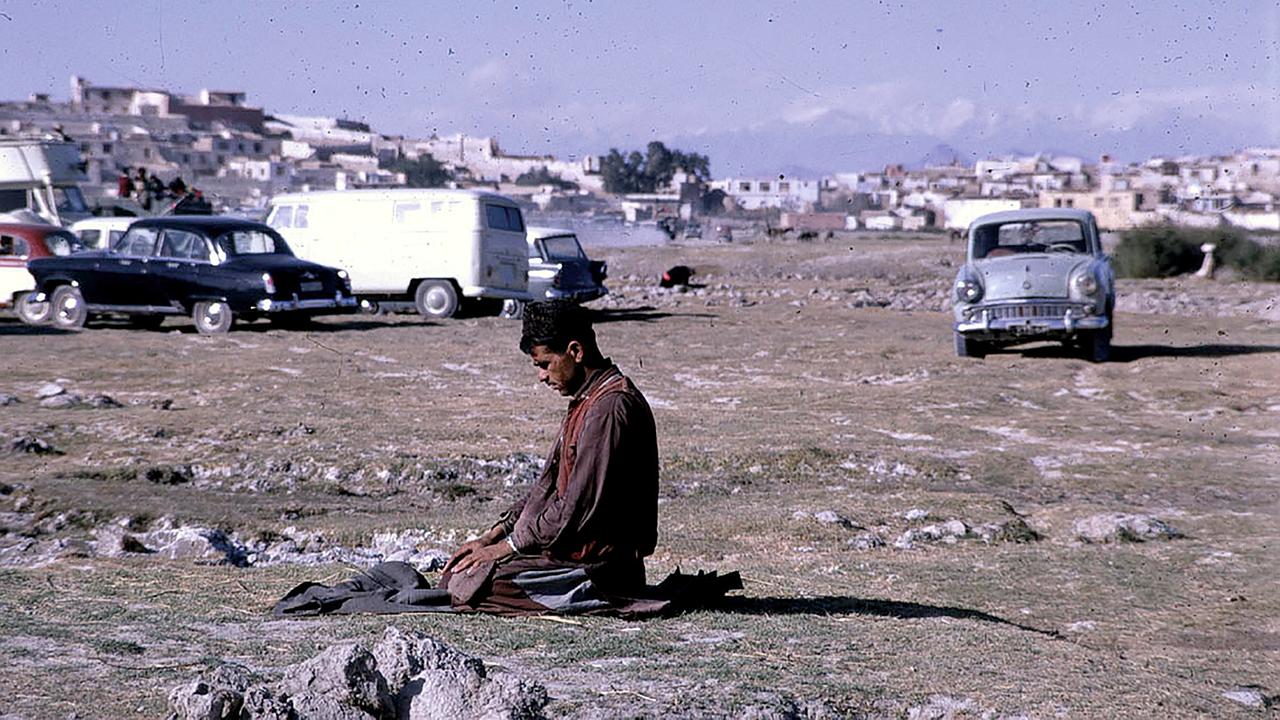 Mann beim Nachmittagsgebet in Kabul, Afghanistan 1967/68.