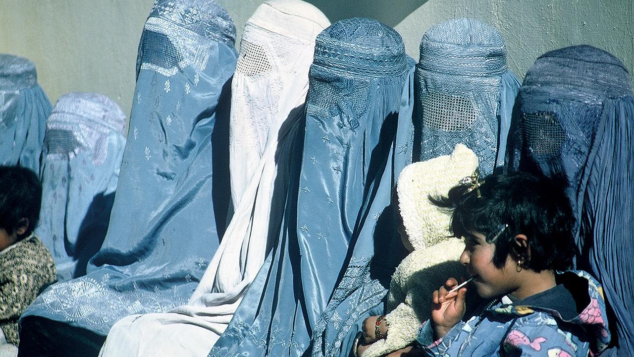 Afghanische Frauen, vollverschleiert, und Kinder warten vor einer Klinik, Afghanistan 2003.
