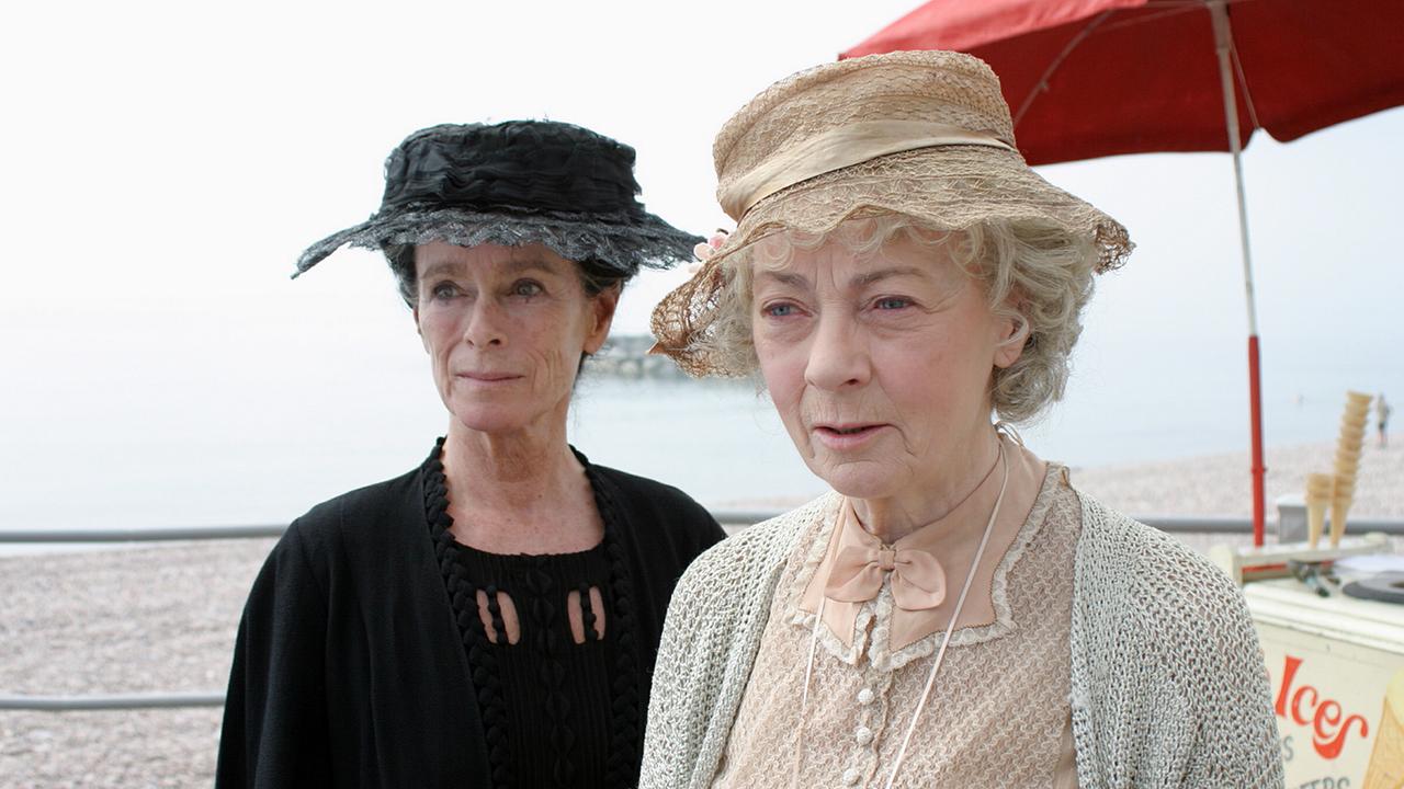  (v.li.): Geraldine Chaplin (Mrs Fane) und Geraldine McEwan (Miss Jane Marple) stehen an einem Strand vor einem Eisstand.