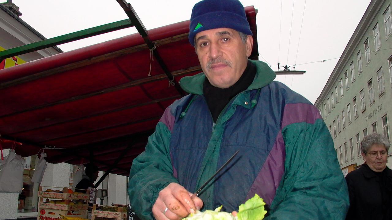 © ORF/Cosmos Factory/Martin Petritsch Aydan der Gemüsestandler, kam vor 34 Jahren aus der Türkei nach Wien und ist längst österreichischer Staatsbürger. Er macht keine Unterschiede zwischen Inländern und Ausländern, denn "ich liebe alle Menschen".