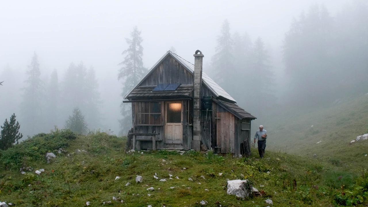 © ORF/UNAFILM/Udo Maurer Halterhütte im Nebel („Almsommer im Ausseerland")