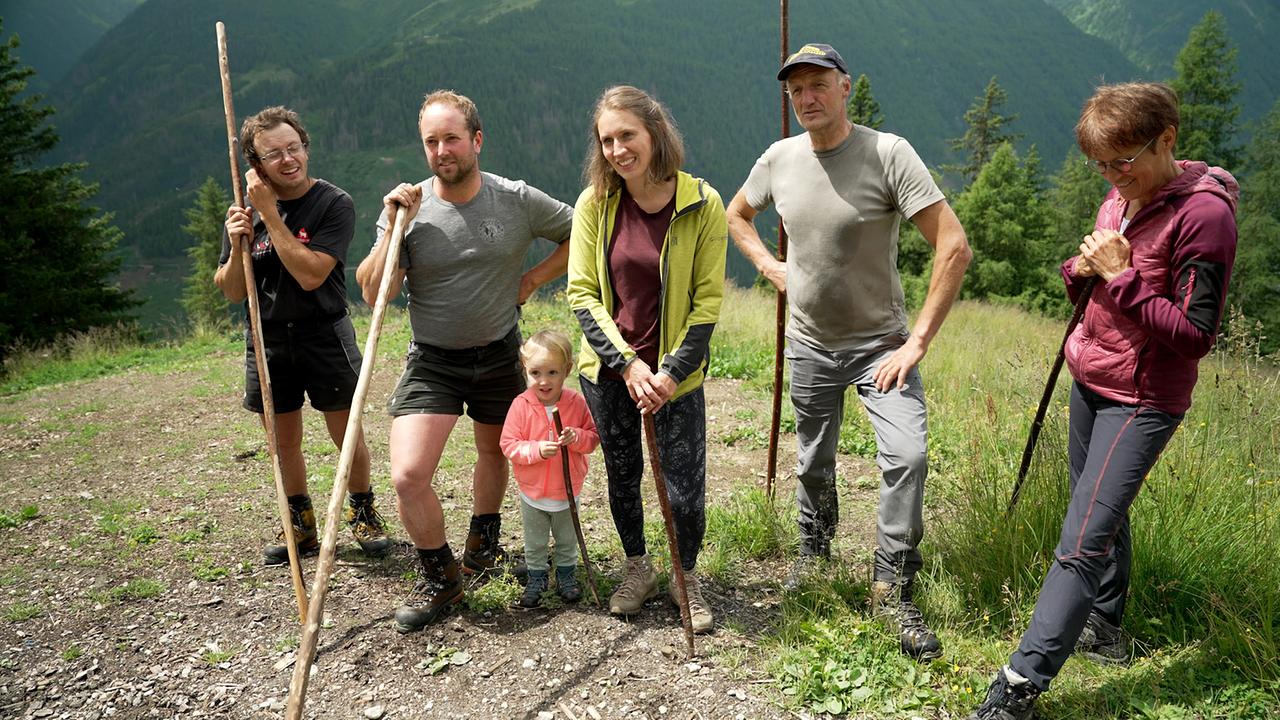 Bergbauer Philipp Steiner und Familie nach dem Almauftrieb