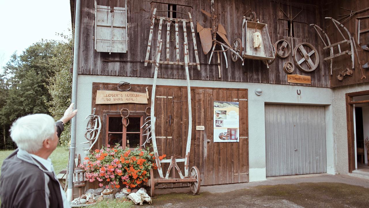 Thomas Rabitsch vor seinem frei zugänglichen Bauernmuseum in Arriach