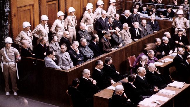 © ORF/ARTE FRANCE/NARA/Ray D'Addario Angeklagte des Nürnberger Hauptkriegsverbrecherprozesses auf der Anklagebank im Gerichtssaal 600 des Nürnberger Justizpalastes, 1946. In der ersten Reihe unter anderem Hermann Göring, Rudolf Heß, Joachim von Ribbentrop und Wilhelm Keitel.