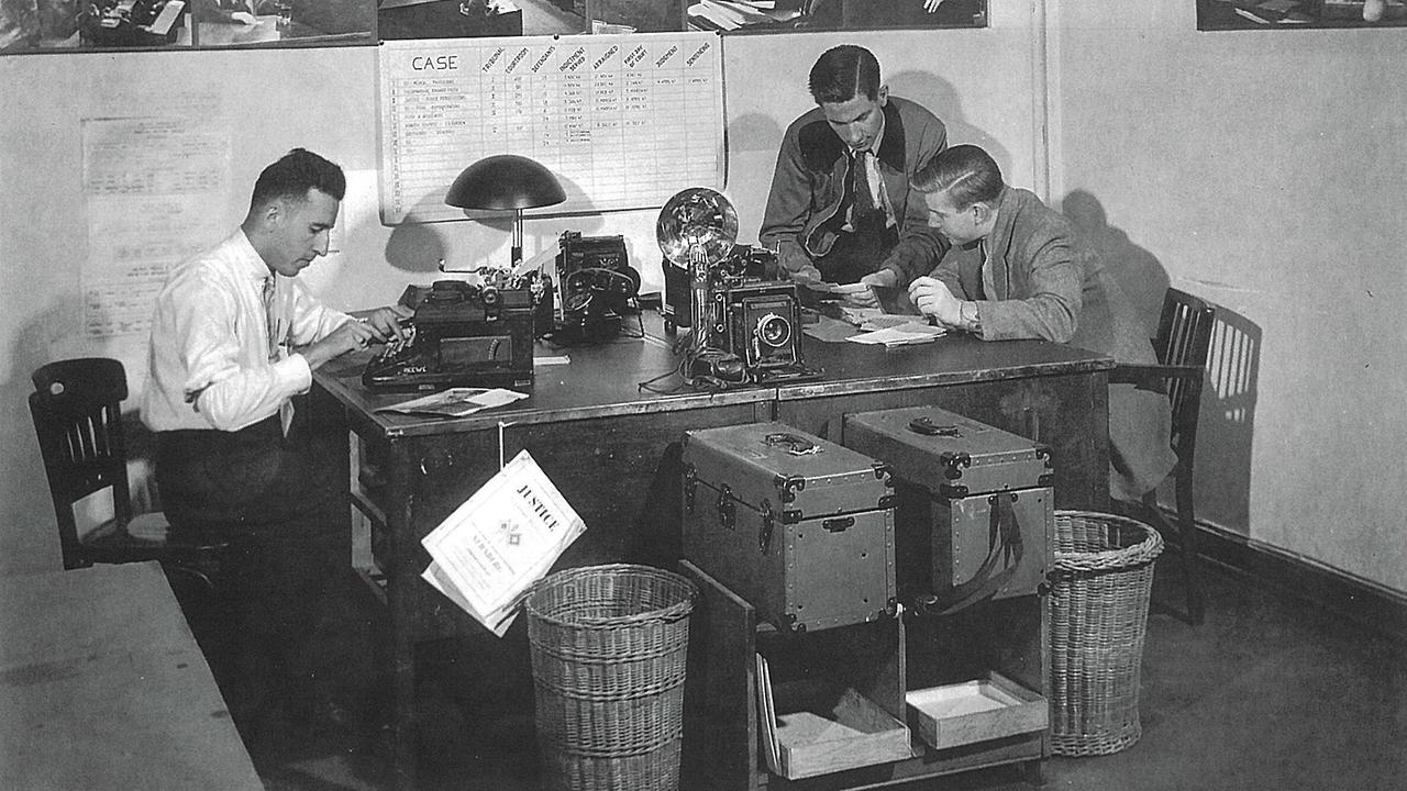 © ORF/ARTE FRANCE/Ray D'Addario Journalisten und Fotografen bei der Arbeit in der Pressestelle während der Nürnberger Prozesse, Nürnberg, 1945/46. Im Hintergrund sind Aufnahmen aus dem Gerichtssaal zu sehen.