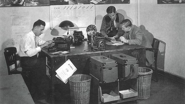 © ORF/ARTE FRANCE/Ray D'Addario Journalisten und Fotografen bei der Arbeit in der Pressestelle während der Nürnberger Prozesse, Nürnberg, 1945/46. Im Hintergrund sind Aufnahmen aus dem Gerichtssaal zu sehen.