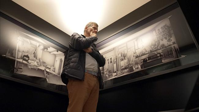 Karl Hohenlohe steht nachdenklich im sogenannten Shabbat Room