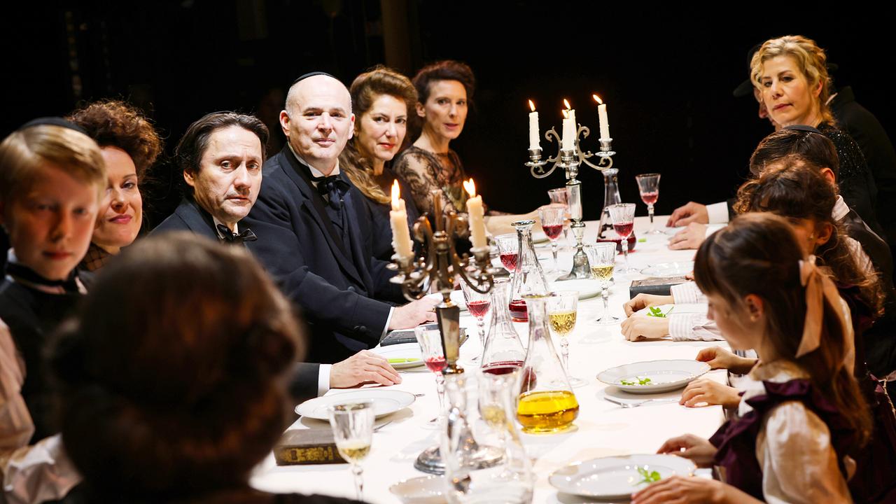 Aus dem Theater in der Josefstadt 2024: Leopoldstadt: Ulrich Reinthaller (Ludwig Jakobovicz), Marcus Bluhm (Ernst Kloster), Susa Meyer (Wilma Kloster), Maria Köstlinger (Margarete "Gretl" Merz), Alexandra Krismer (Hanna Zenner)