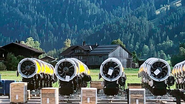 Neue Schneekanonen warten in Lenk, Schweiz, auf ihren Einsatz.