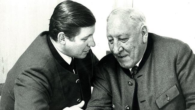 Baumeister der Republik: Die Krainers; Im Bild: Josef Krainer Junior neben Josef Krainer Senior. Josef jun. ist im Profil zu sehen, weil er Josef Krainer sen. ansieht.
