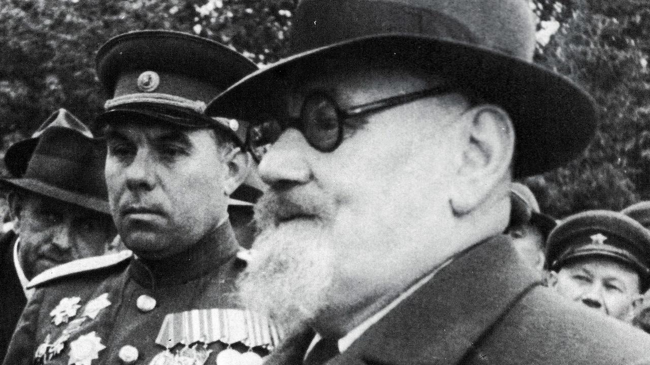Karl Renner mit sowjetischen Offizieren anlässlich der Eröffnung der Kremser Donaubrücke