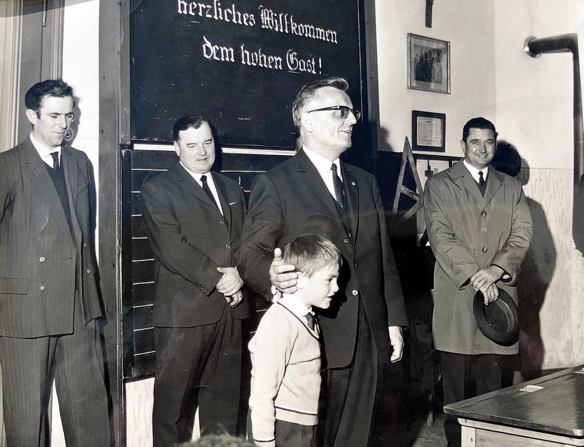 © ORF/Pammer Film/SPÖ Burgenland Landeshauptmann Theodor Kery bei einem Besuch in einer Volksschule, 1967.