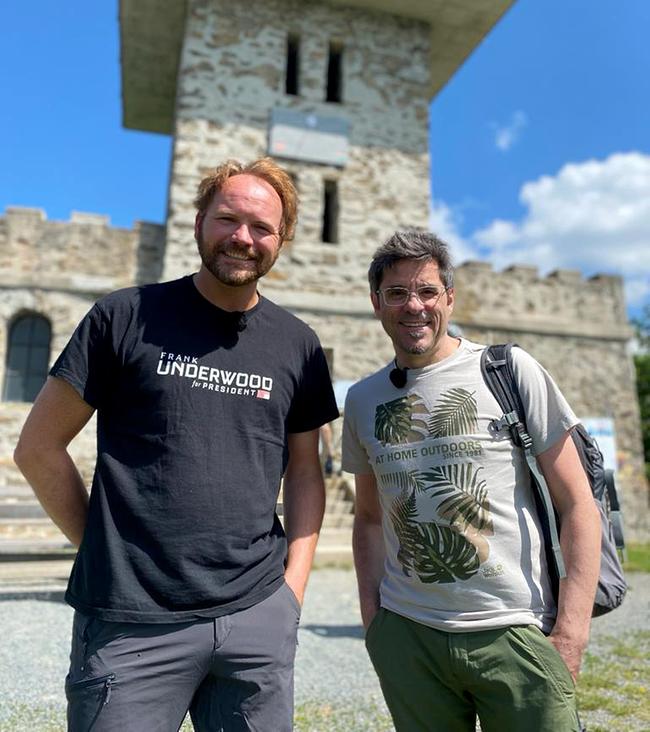 © ORF/splash productions Thomas Stipsits und Andreas Jäger stehen vor einer alten Kirche.