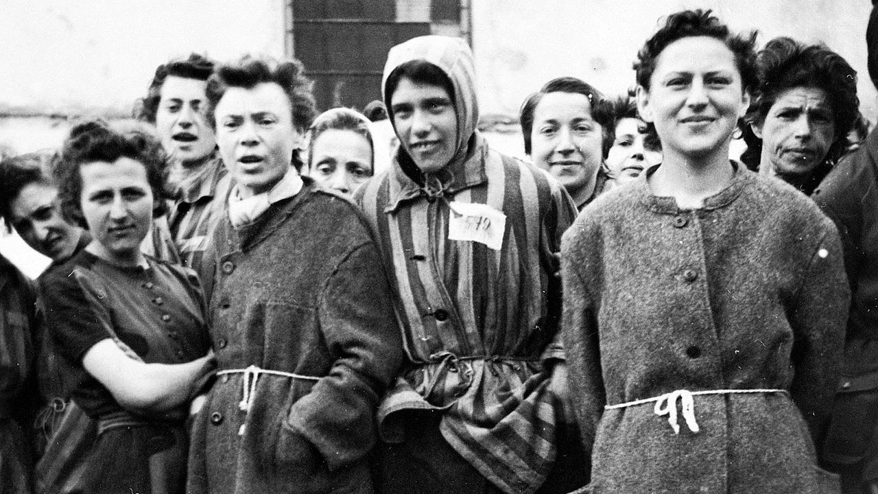 Befreite weibliche Gefangene aus dem KZ Lenzing (SS-Arbeitslager)