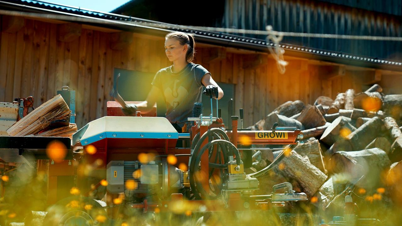 Anna Moser auf Traktor – Steinberg am Rofan
