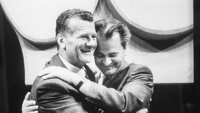 © ORF/BBC Bruderkrieg - Der Kampf um Titos Erbe (1) Der Sprengsatz; Im Bild: Slobodan Milosevic (r.) und Ivan Stambolic, 1986. Der Präsident von Serbien und sein Vorgänger.