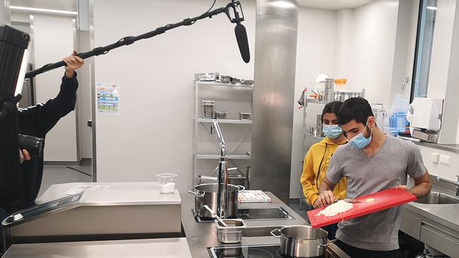 Jemil und Tamara Kochen in der Küche während sie gefilmt werden.