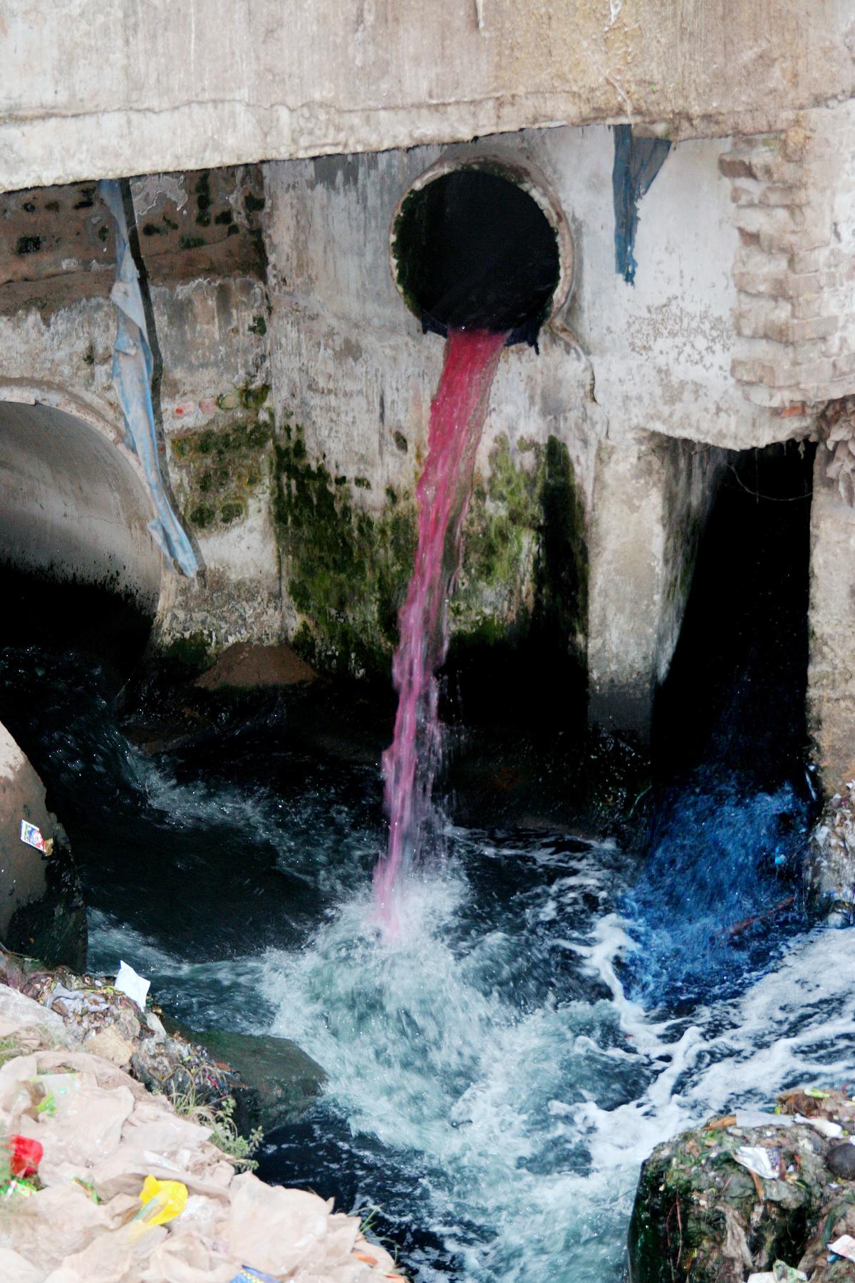 Fehlende Umweltauflagen in Entwicklungsländern führen dazu, dass hochgiftige Abwässer aus Färbereien ungeklärt in die Flüsse geleitet werden und so auch in unsere Nahrungskette gelangen.