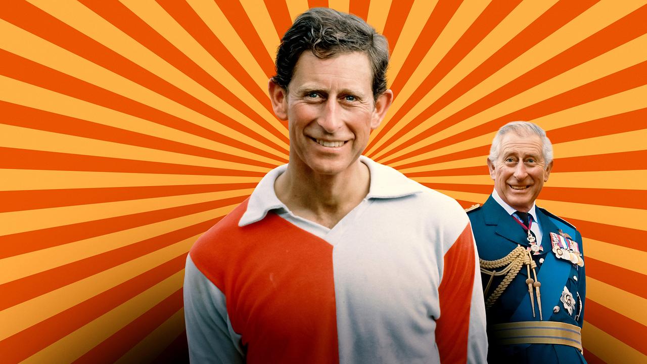 Prince Charles in einem Retro‑Sporttrikot steht vor einem strahlenförmigen, orange-gelben Hintergrund, während im Hintergrund King Charles in einer festlichen Uniform zu sehen ist.