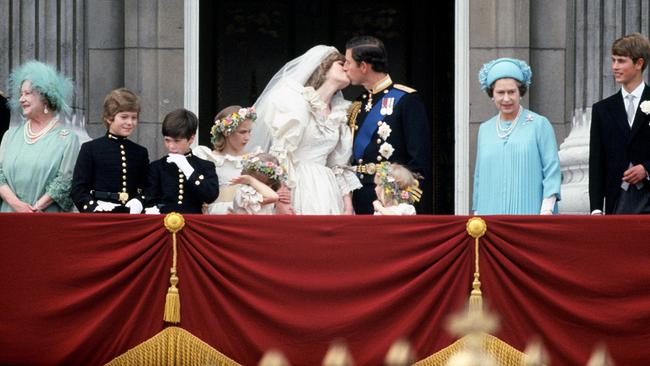 Charles und Diana - die Wahrheit hinter ihrer Hochzeit; Im Bild: Der berühmte Balkonkuss nach der Hochzeit von Prinz Charles, und Prinzessin Diana (ehemals Lady Diana Spencer) am 29. Juli 1981.