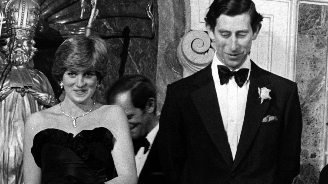 Charles und Diana - die Wahrheit hinter ihrer Hochzeit; Im Bild: Prinz Charles und Diana, Prinzessin von Wales (1961 - 1997) am 10. März 1981 bei einem Bankett in der Goldsmiths Hall in London.
