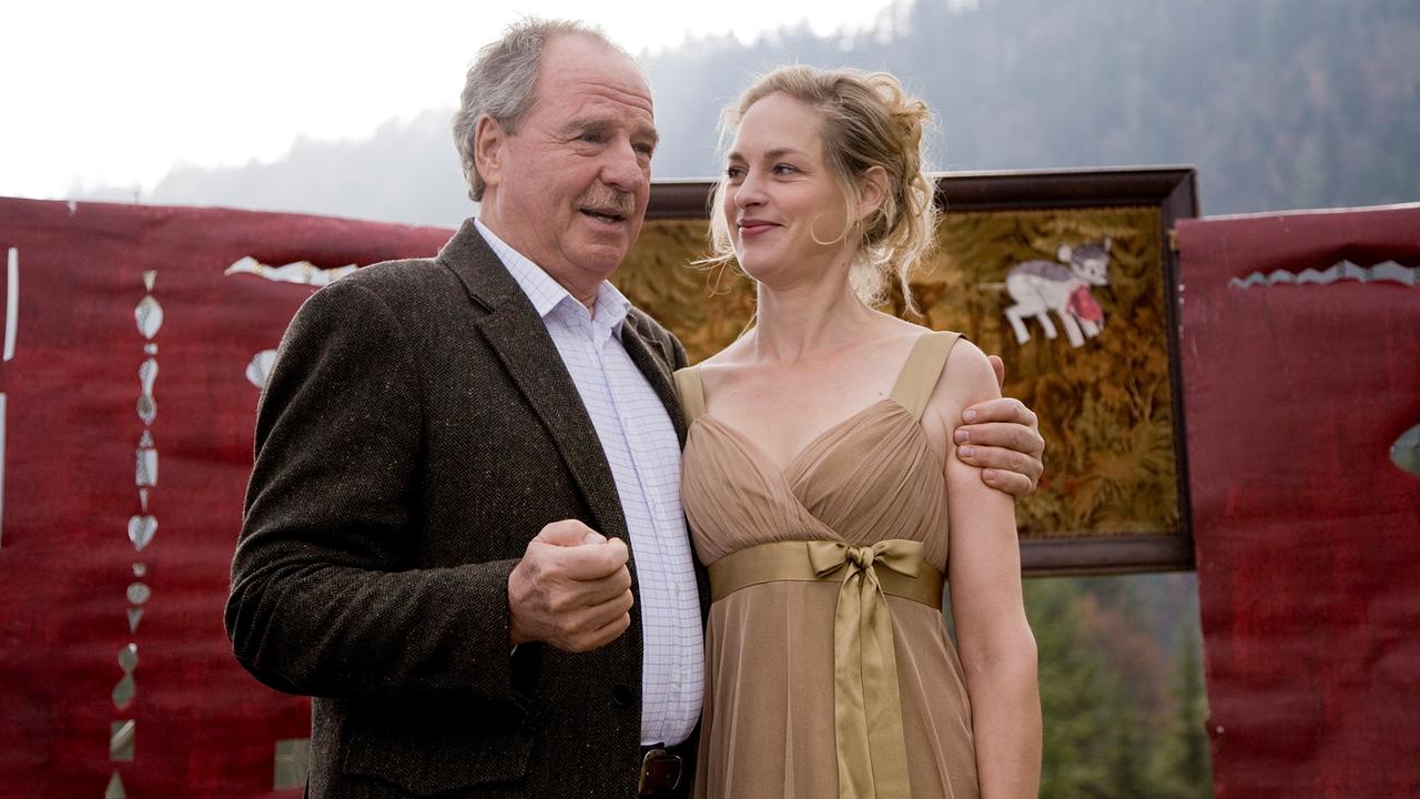 Karl Mailinger (Friedrich von Thun) teilt der Familie an seinem 70ten Geburtstag mit, dass er seine Haushälterin heiraten wird. Seine Tochter Anna (Sophie von Kessel) ist schockiert - hat sie doch damit gerechnet, dass ihr Vater den feierlichen Moment nutzt, um ihr seine Firma zu übergeben.