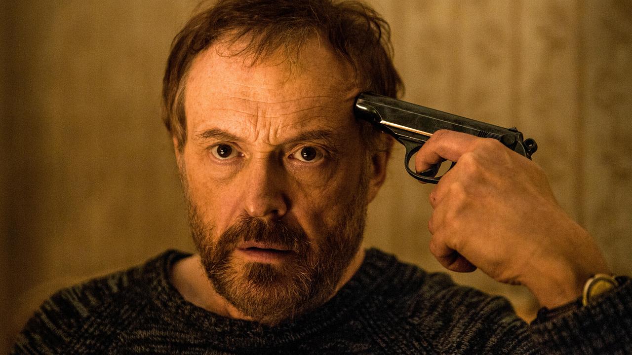 © ORF/Dor Film/Patrick Wally Das ewige Leben; Im Bild: Josef Hader (Brenner) hält sich eine Pistole an den Kopf.