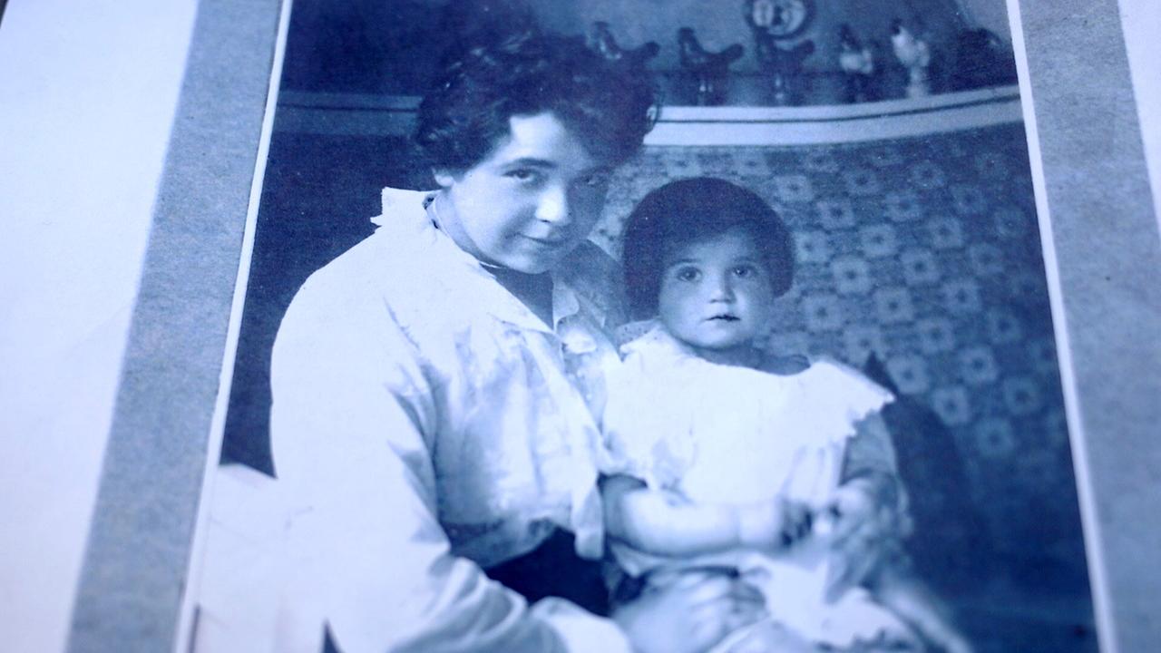 Die alte Schwarzweißfotografie zeigt eine Mutter mit ihrem Kind