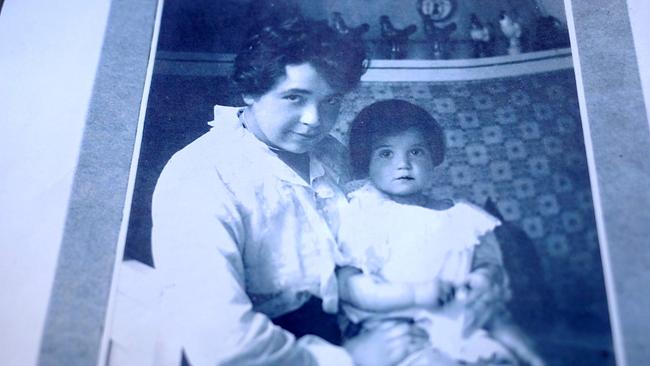 Die alte Schwarzweißfotografie zeigt eine Mutter mit ihrem Kind