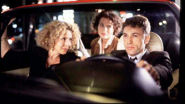 © ORF/ProSieben Christoph Waltz am Steuer fährt nachts mit Michaela May und Gudrun Landgrebe in einem Auto in der Stadt.