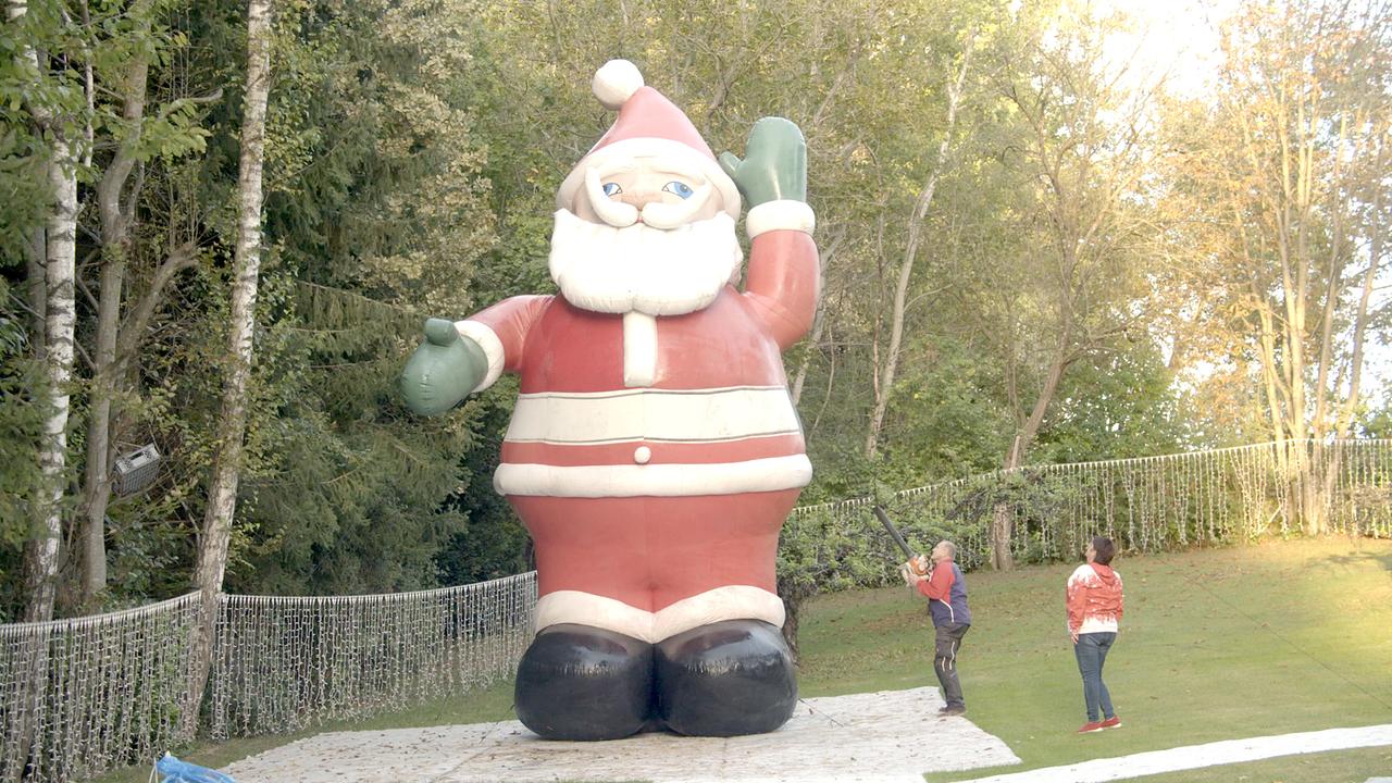 Weihnachtsmann im Garten von Sabine Gollnhuber, größtes Weihnachtshaus Europas.