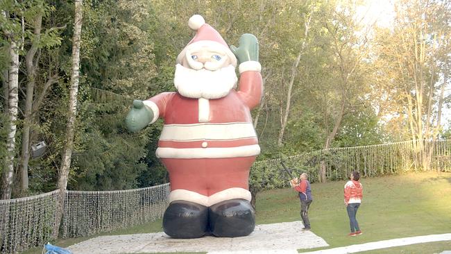 Weihnachtsmann im Garten von Sabine Gollnhuber, größtes Weihnachtshaus Europas.