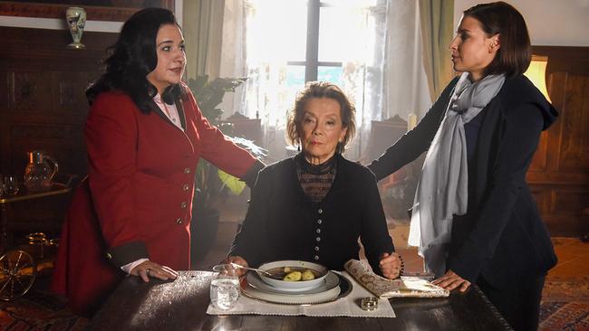 © ORF/Film 27/Hubert Mican Maria Happel und Martina Ebm stehen neben Krista Stadler, die zu Tisch mit einer Grießnockerlsuppe sitzt.