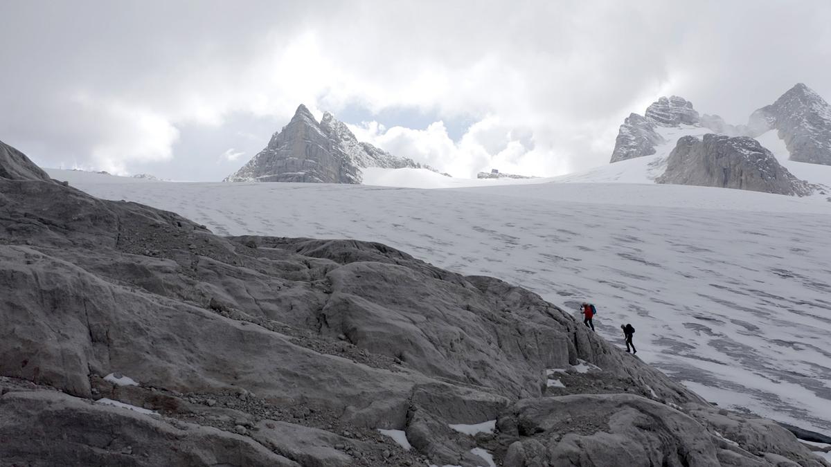 Aufstieg über die Gletscherschliffe am Rand des Hallstätter Gletschers