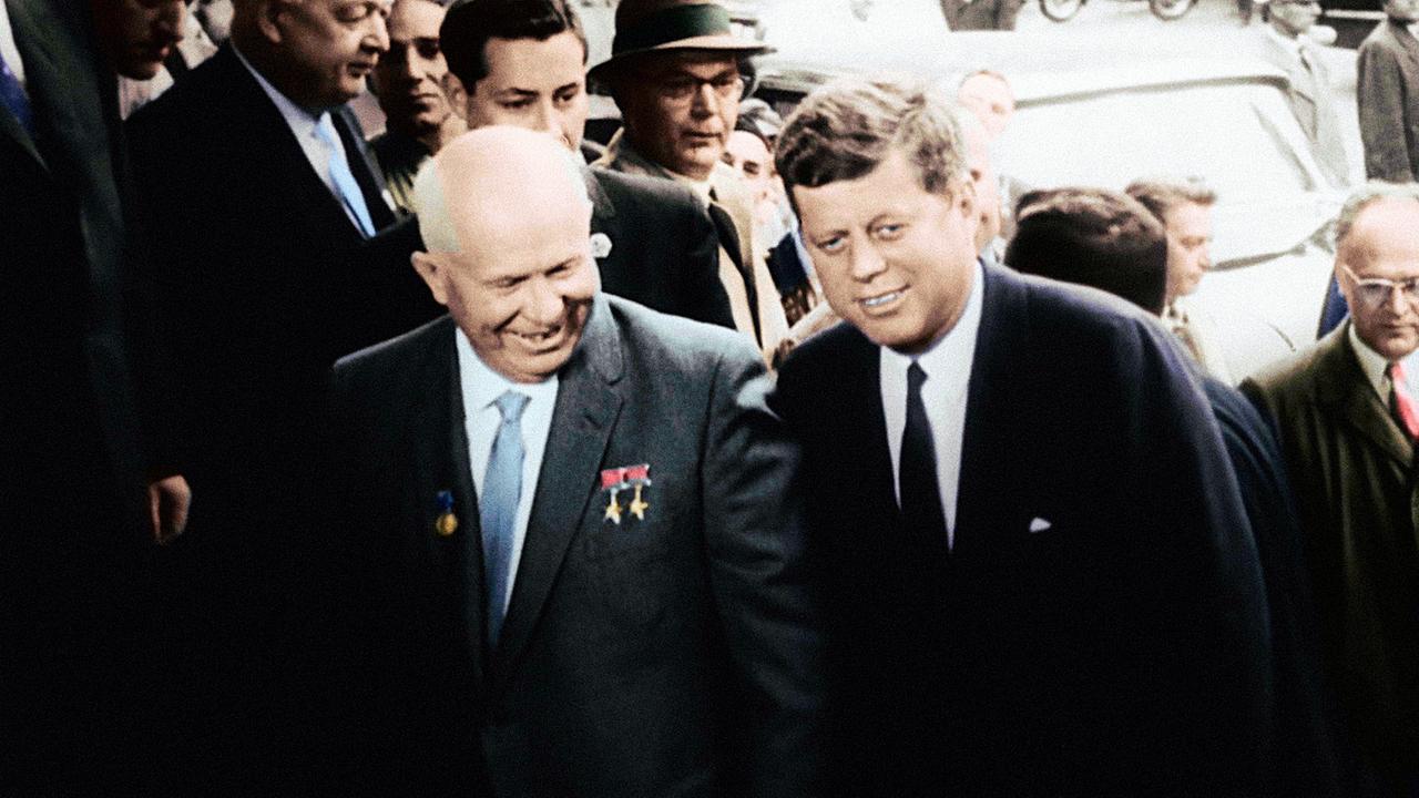 © ORF/France TV/NARA 1961. Um die Eskalation zu beenden, reist Kennedy nach Wien, um sich mit Chruschtschow zu treffen.