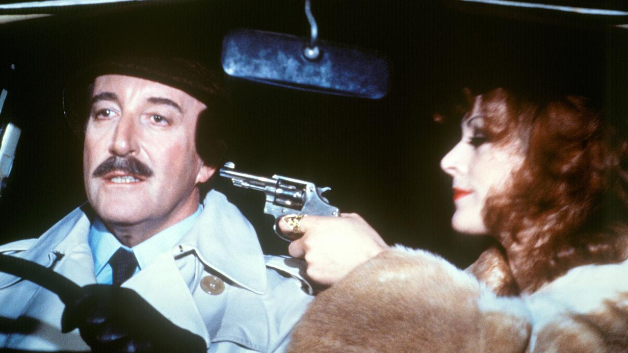 Peter Sellers (Inspektor Clouseau), Valerie Leon (Tanya)