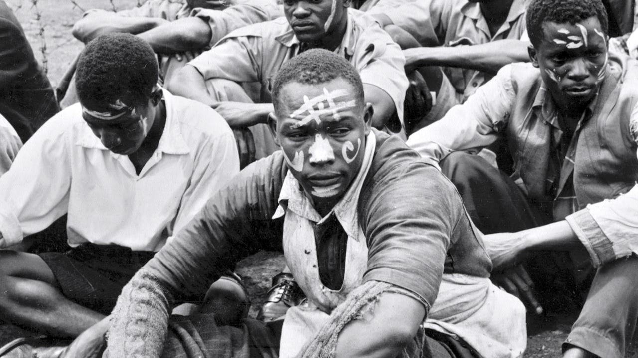 Mau-Mau-Aufstand, Kikuyu-Männer werden während des Screening-Prozesses 1954 mit Farbe markiert.