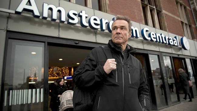 © ORF/MDR/ARD Degeto/Martin Valentin Menke DLKA-Ermittler Alex Pollack steht mit Rucksack vor dem Eingang des Bahnhofs Amsterdam Centraal