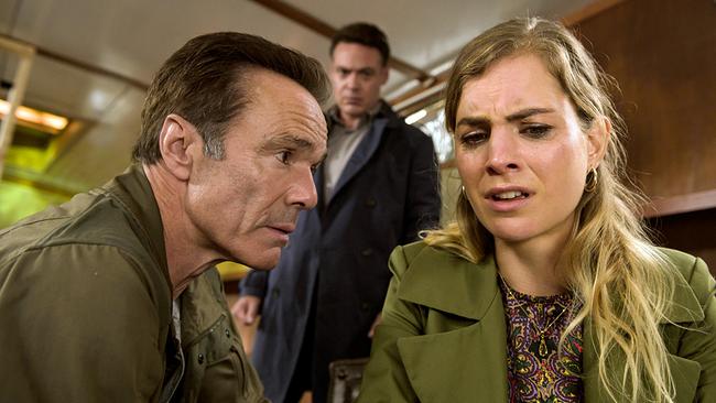 © ORF/MDR/ARD Degeto/Martin Menke Alex Pollack und Bram de Groot befragen Femke Pieters.