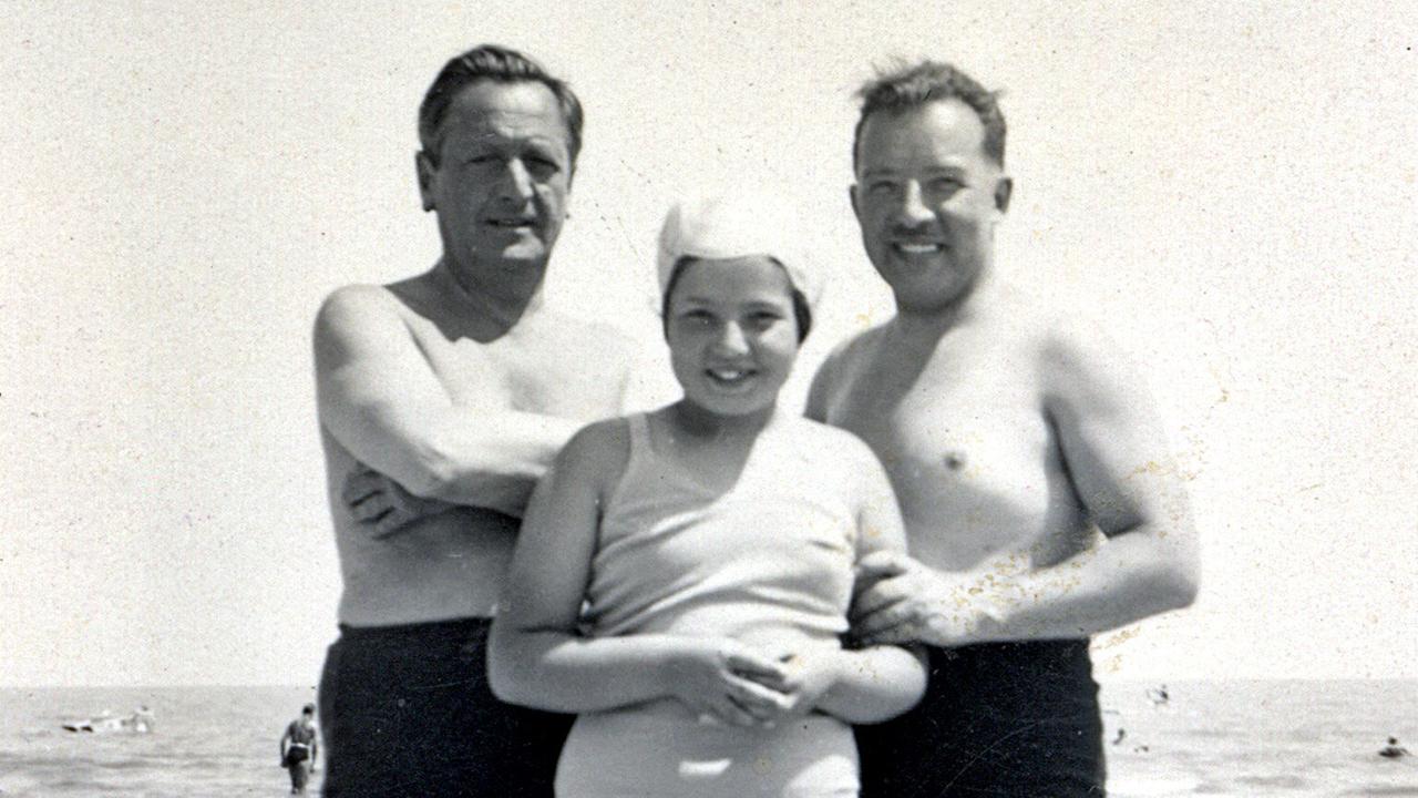 Hans Moser (li.) 1938 privat am Strand von Rimini mit seiner Nichte Lotte Michner und deren Vater Louis Michner.