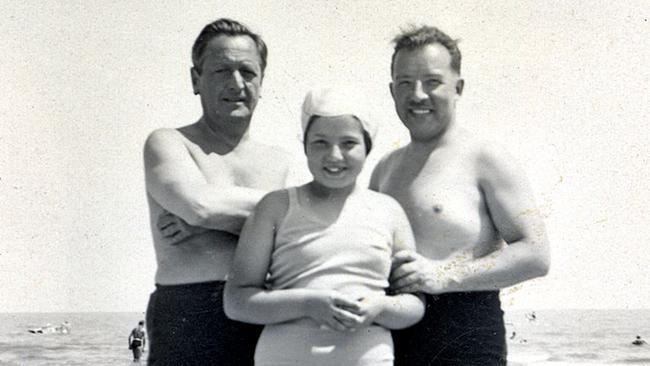 Hans Moser (li.) 1938 privat am Strand von Rimini mit seiner Nichte Lotte Michner und deren Vater Louis Michner.