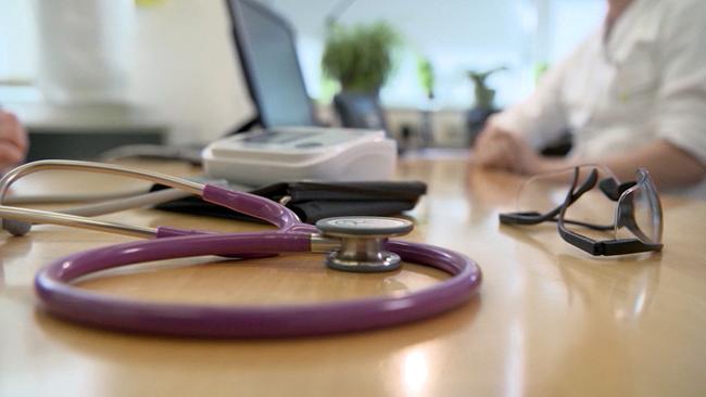 Der Gesundheits-Crash - Österreichs Medizin am Limit: Patientengespräch mit Stetoskop auf Tisch