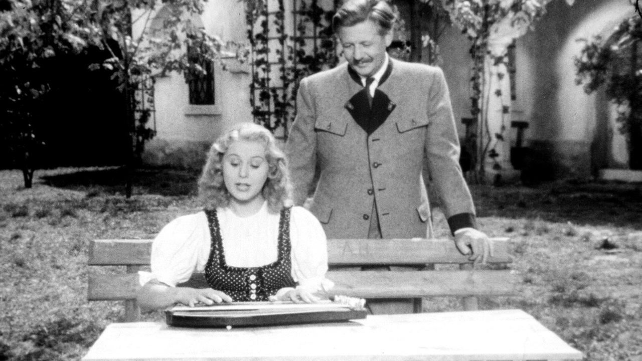 © ORF/EOS Entertainment Der Hofrat Geiger: Der pensionierte Hofrat Franz Geiger (Paul Hörbiger) bereut heftig, dass er seine Tochter Mariandl (Waltraut Haas) erst jetzt kennen lernt.