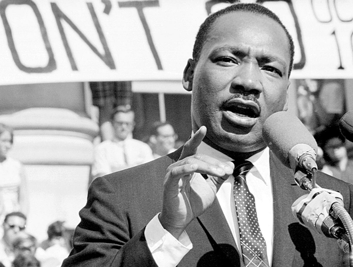 Martin Luther King kritisiert während einer Rede im Mai 1967 in Berkeley, California, die horrenden Militärausgaben des Vietnamkriegs, weil sie nach seiner Meinung zu drastischen Einsparungen im Sozialwesen führen.